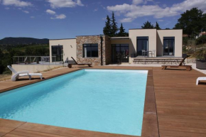 Maison contemporaine piscine avec vue panoramique